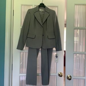 NWT ale Suit Two Piece Suit 4P